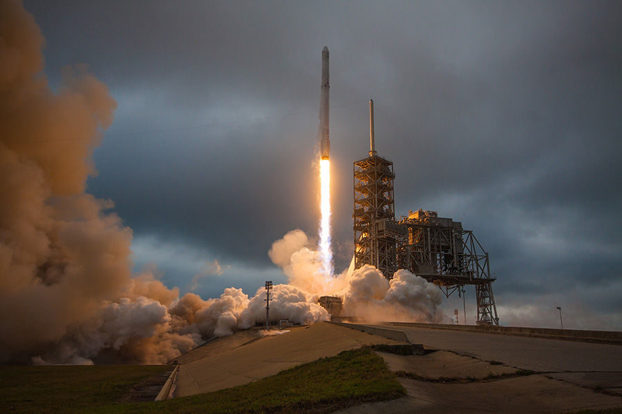 Space+rocket+launches+into+the+night+sky.