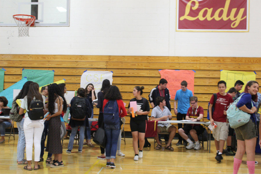 Students sign up for various clubs.