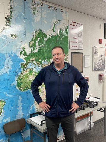 Teacher uses past career to teach class