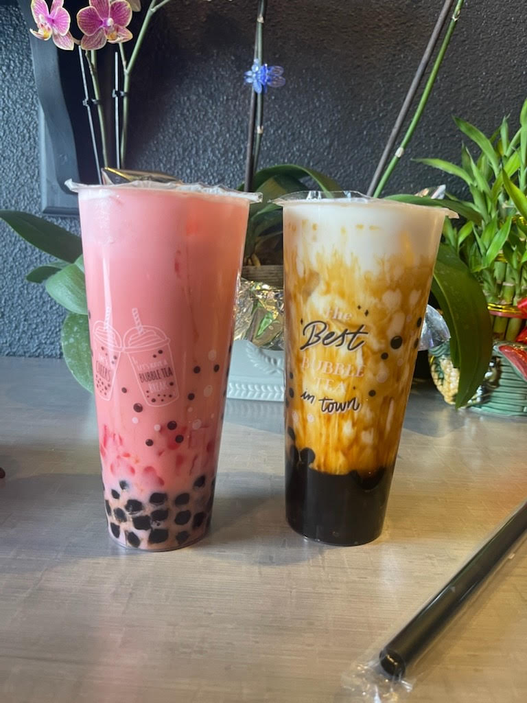 Our+drinks+we+ordered.+Chantelles+tea+%28left%29+and+Mias+boba+latte+%28right%29.