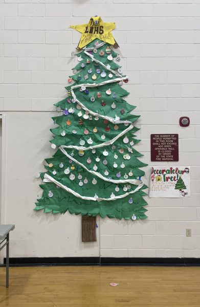 The paper Christmas tree located in the MPB available for students to come and decorate their own paper ornament. 